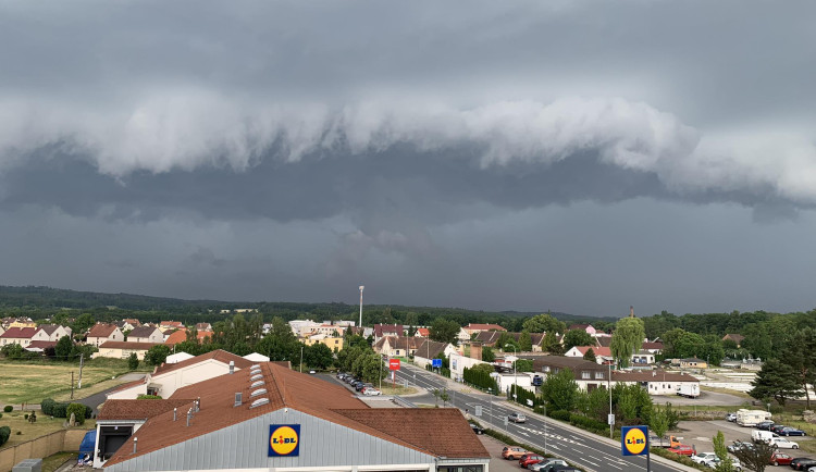 Bouřky zasáhly jih Čech. Hasiči odklízí stromy, vítr zlomil památnou lípu
