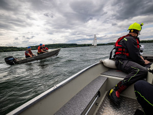 Hasiči vyrazili k převrácenému katamaránu na Rozkoši, cestou narazili na další převrácenou loď