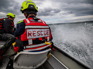 Hasiči vyrazili k převrácenému katamaránu na Rozkoši, cestou narazili na další převrácenou loď