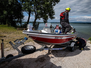 Hasiči vyrazili k převrácenému katamaránu na Rozkoši, cestou narazili na další převrácenou loď