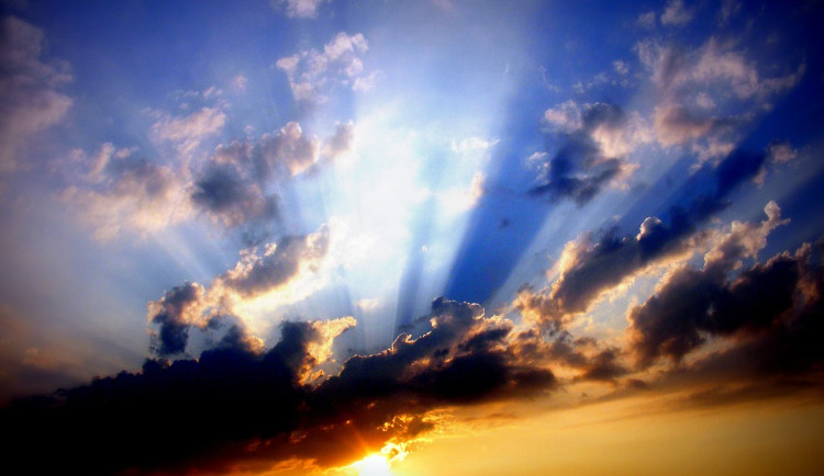 Během týdne se budou hodit deštníky. Teploty budou kolísat