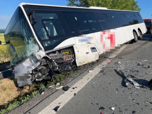 Srážka autobusu s autem na Rychnovsku uzavřela silnici I/14. Na místo letěl vrtulník