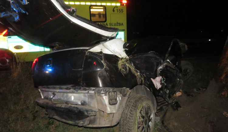 Náraz do stromu skončil tragicky. Pro řidiče letěl vrtulník, spolujezdec na místě zemřel