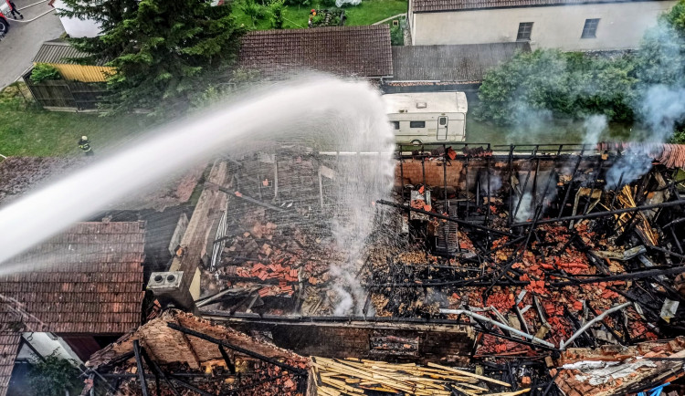 Požár zlikvidoval chalupu i s truhlárnou. Střecha se propadla