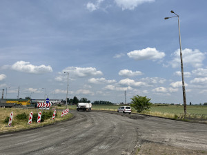 U hradeckého ČKD pokračuje oprava okružní křižovatky přesně podle plánu