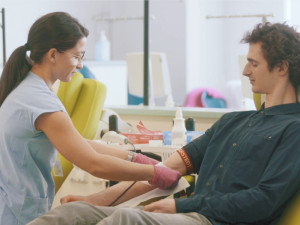 Současní dárci krve v Trutnově stárnou, nemocnice potřebuje nové posily, osloví firmy