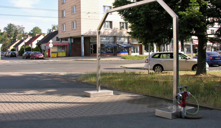 Hradec Králové dostal svou první mlžnou bránu. Lidi ji najdou na Slezském Předměstí