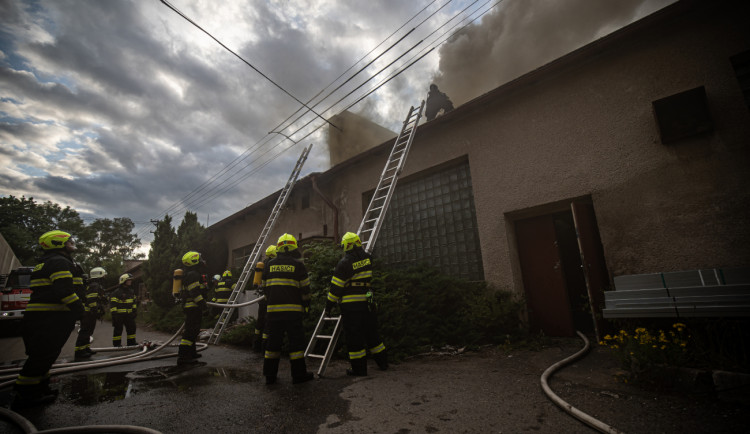 OBRAZEM: V Náchodě hořel výrobní objekt v průmyslovém areálu v Běloveské ulici