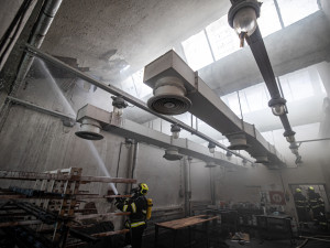 OBRAZEM: V Náchodě hořel výrobní objekt v průmyslovém areálu v Běloveské ulici