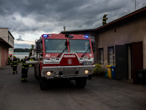 OBRAZEM: V Náchodě hořel výrobní objekt v průmyslovém areálu v Běloveské ulici