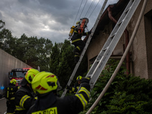 OBRAZEM: V Náchodě hořel výrobní objekt v průmyslovém areálu v Běloveské ulici
