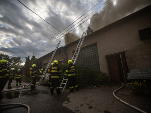 OBRAZEM: V Náchodě hořel výrobní objekt v průmyslovém areálu v Běloveské ulici