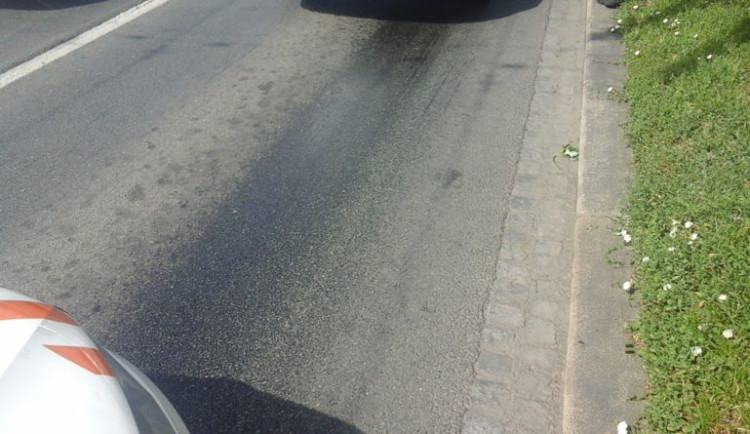 Motorkáře na silnici nemusí překvapit jen zvěř. Rizikem je i olejová skvrna.