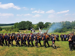 OBRAZEM: Do bitevní ukázky k 157. výročí bitvy na Chlumu se dnes zapojilo 400 lidí