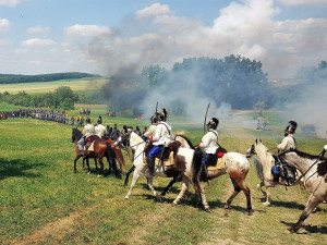 OBRAZEM: Do bitevní ukázky k 157. výročí bitvy na Chlumu se dnes zapojilo 400 lidí