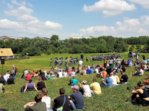 OBRAZEM: Do bitevní ukázky k 157. výročí bitvy na Chlumu se dnes zapojilo 400 lidí