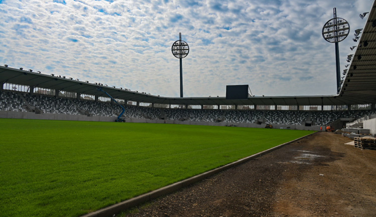 Na stadionu v Hradci začaly kolaudace, polovina července je deadline