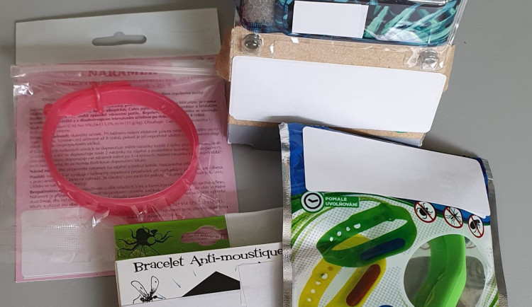 Lidé si stěžovali na nefunkční náramky proti komárům. Jsou k ničemu, potvrdili odborníci.