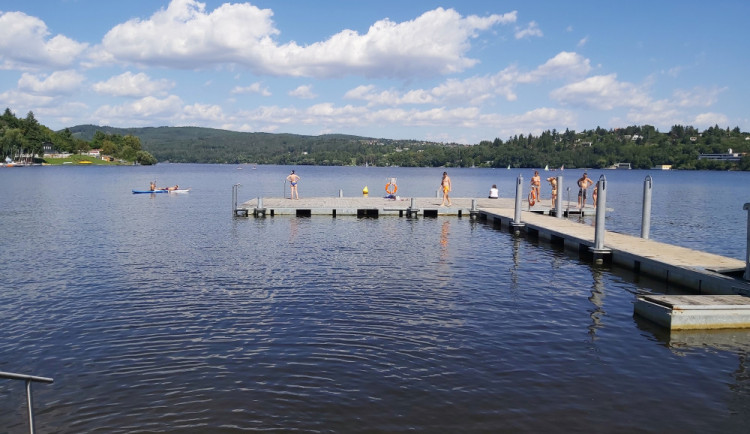 V Brně povolali na přehradu policisty na koních. Chceme pořádek, tvrdí úřad