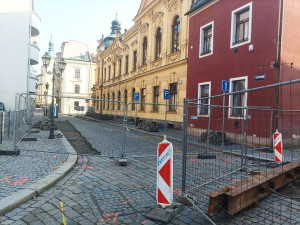 Těžká technika najela v další vlně do ulic hradeckého centra