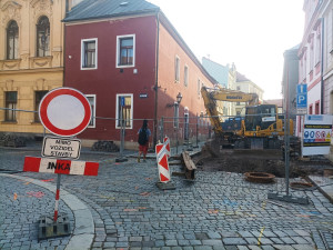 Těžká technika najela v další vlně do ulic hradeckého centra