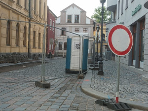 Těžká technika najela v další vlně do ulic hradeckého centra