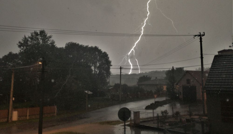 Česko ve středu zasáhnou silné bouře s nárazy větru až 70 kilometrů v hodině.