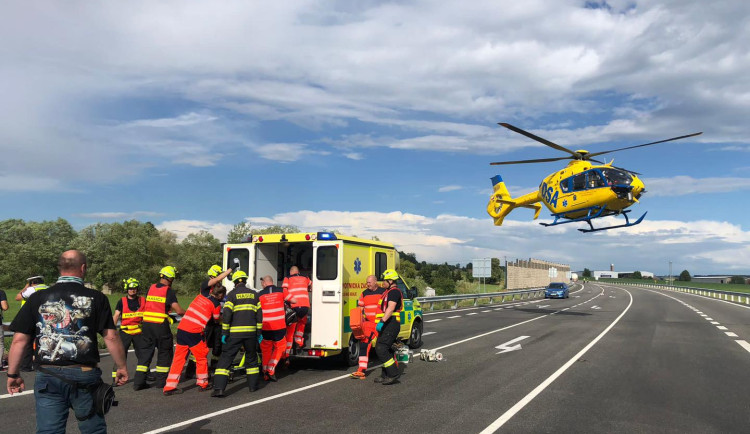 Čtyři lidé se zranili a jeden člověk zemřel při nehodě na obchvatu Chýnova