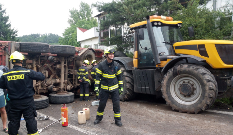 Nehoda auta a traktoru na okraji Náchoda čtyři hodiny blokovala silnici I/14.