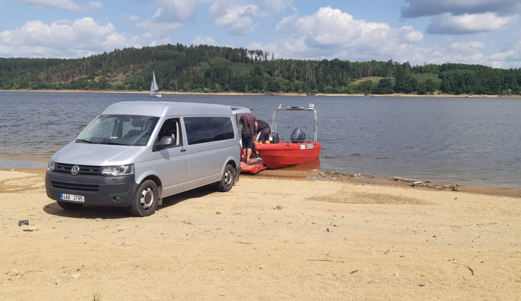 Svědek si všiml těla muže v Orlické přehradě. Rodina ho pohřešovala od neděle