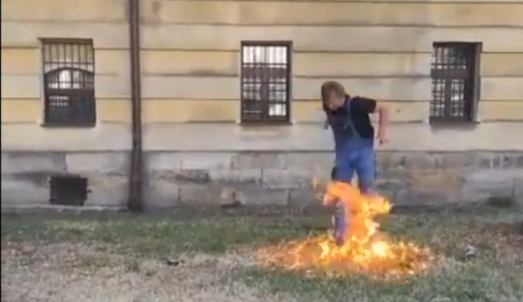 Muž v centru Hradce Králové rozlil a zapálil hořlavou látku. Podle svědků se pokusil upálit