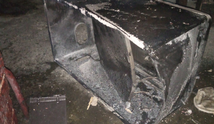 Výbuch a požár plynových kamen v Honech na Náchodsku zranil dva lidi