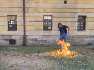 Muž v centru Hradce Králové rozlil a zapálil hořlavou látku. Podle svědků se pokusil upálit