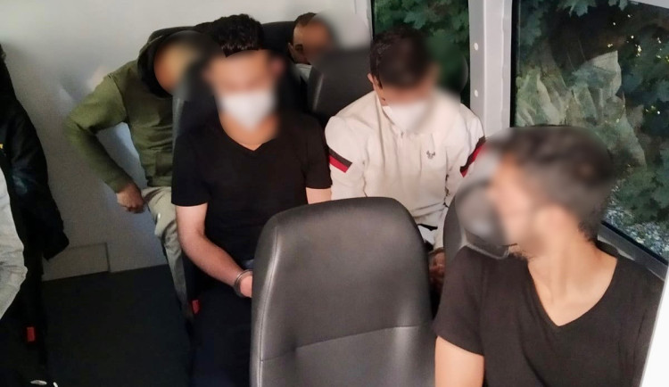 Policie odhalila v dodávce na dálnici D11 dvanáct běženců z Blízkého