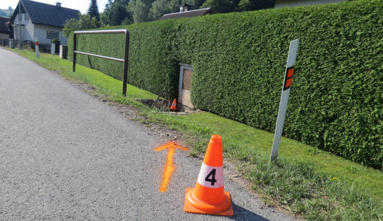 Při nehodě na Trutnovsku zemřel cyklista. Pád z kola si zřejmě zavinil sám.