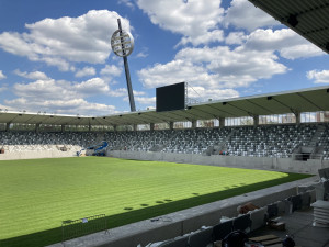 OBRAZEM: Fotbalový stadion v Hradci Králové je téměř dokončen. Podívejte se, jak vypadá uvnitř