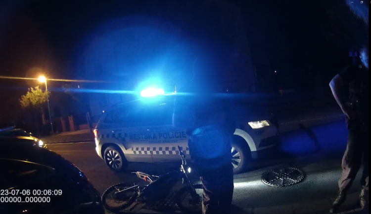 Dvojice na motorkách se pokusila ujet hlídce strážníků. Jeden vjel do budovy nádraží.