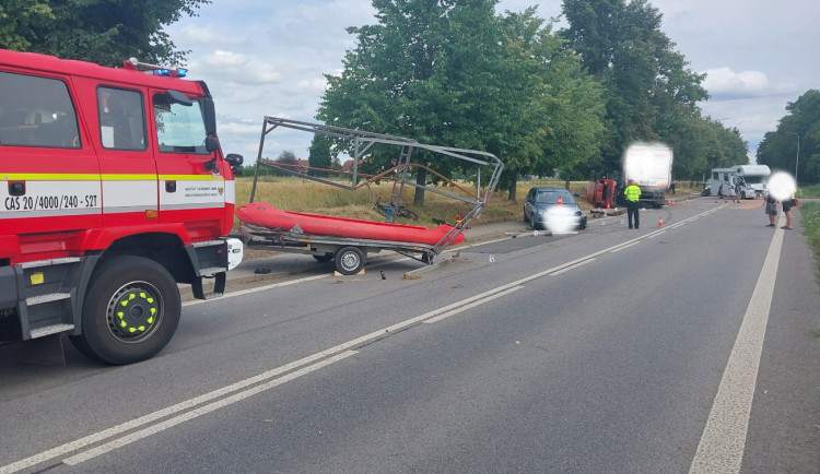 Nehoda pěti aut na Rychnovsku zablokovala silnici I/11. Zasahoval i vrtulník