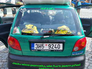 Parta kamarádů vyrazila Matizem kolem republiky. Do rodného Vrchlabí se chtějí vrátit ve středu