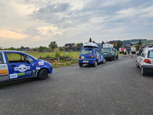 Parta kamarádů vyrazila Matizem kolem republiky. Do rodného Vrchlabí se chtějí vrátit ve středu