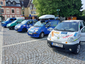 Parta kamarádů vyrazila Matizem kolem republiky. Do rodného Vrchlabí se chtějí vrátit ve středu