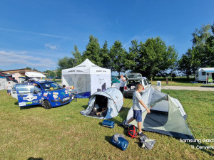 Parta kamarádů vyrazila Matizem kolem republiky. Do rodného Vrchlabí se chtějí vrátit ve středu