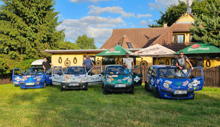 Parta kamarádů vyrazila Matizem kolem republiky. Do rodného Vrchlabí se chtějí vrátit ve středu