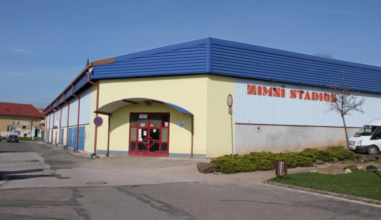 Přes léto projde zimní stadion ve Dvoře Králové rekonstrukcí. Dostane nová světla i zvuk.