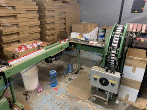 V areálu v Černožicích proběhla velká razie. Celníci zajistili miliony cigaret a tuny tabáku