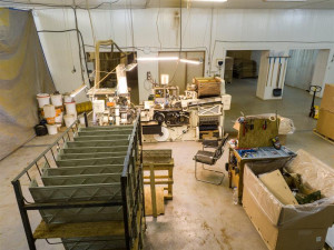 V areálu v Černožicích proběhla velká razie. Celníci zajistili miliony cigaret a tuny tabáku