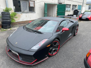 V areálu v Černožicích proběhla velká razie. Celníci zajistili miliony cigaret a tuny tabáku