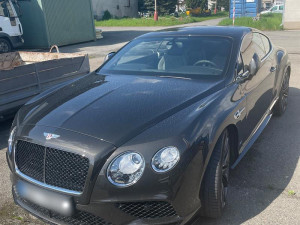 V areálu v Černožicích proběhla velká razie. Celníci zajistili miliony cigaret a tuny tabáku