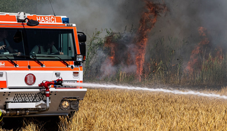 Vysoké nebezpečí požárů je kvůli vedrům a suchu na celém území Česka