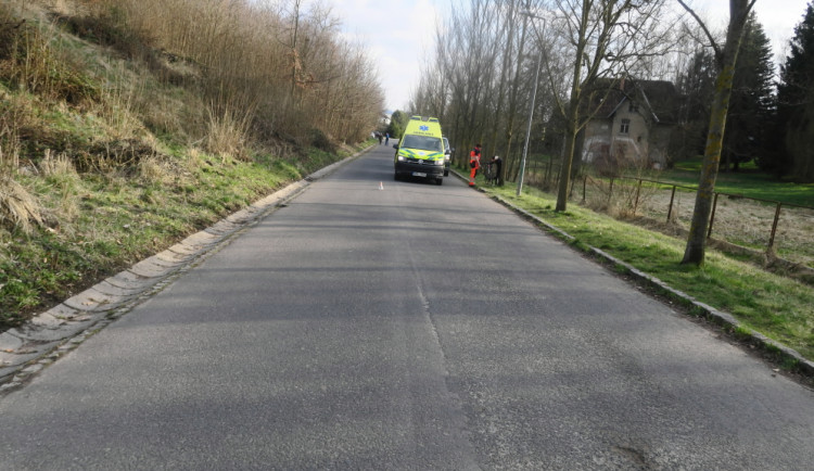 Policie žádá o pomoc. Chodkyně měla způsobit dopravní nehodu, při které se vážně zranil cyklista